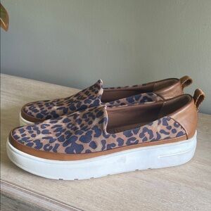 Baretraps leopard print sneakers. Size 8 1/2.​​